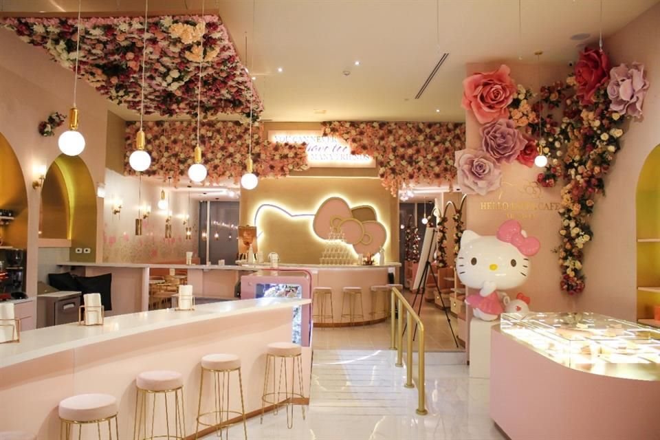 Con un consumo de 340 pesos, podrás conocer su casa de campo en espacios súper instagrameables en Hello Kitty Café.