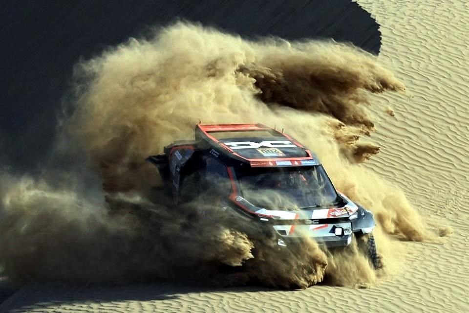 Nasser Al-Attiyah acecha el liderato.