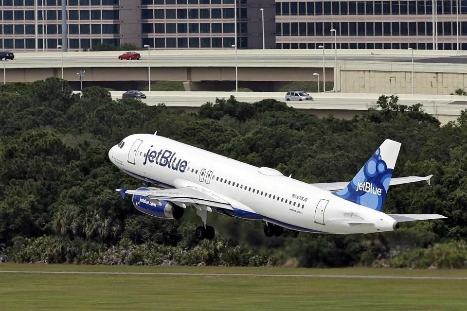 Dos cuerpos sin vida fueron encontrados en el tren de aterrizaje de una aeronave de JetBlue en un aeropuerto del sur de Florida.