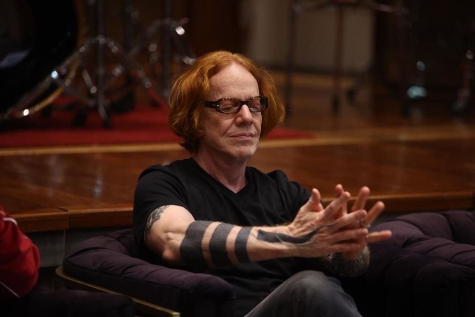 Danny Elfman perdió intento de desestimar demanda por difamación presentada por Nomi Abadi, quien lo acusó de mentir sobre acoso sexual.