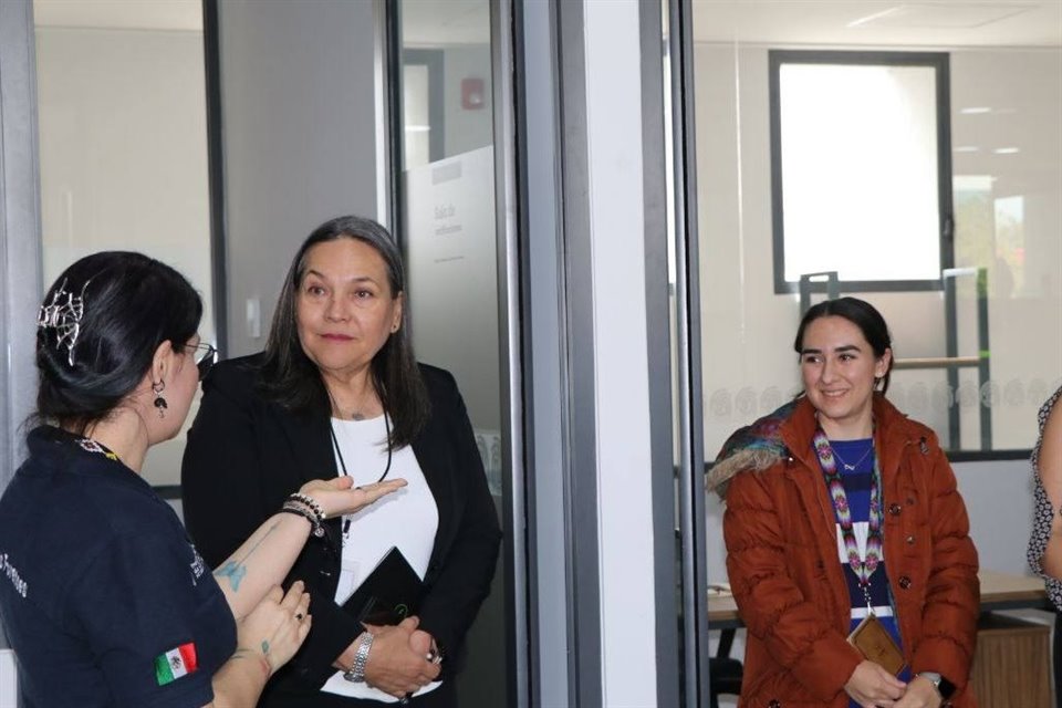 La Secretaria de Inteligencia y Búsqueda de Personas, Edna Montoya (saco negro), en su visita a instalaciones del Semefo.