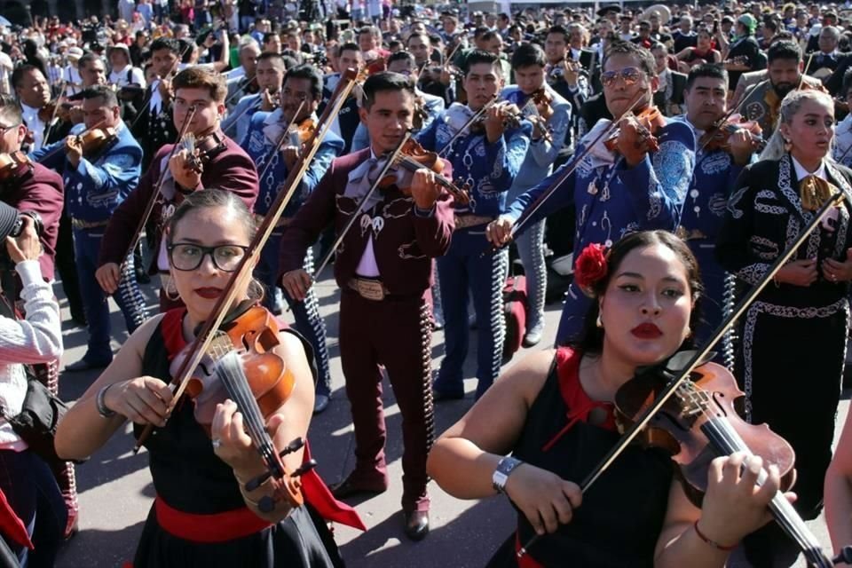 Quienes apliquen a la escuela podrán aprender a tocar alguno de los instrumentos tradicionales del marichi, como guitarrón, vihuela, violín o trompeta.