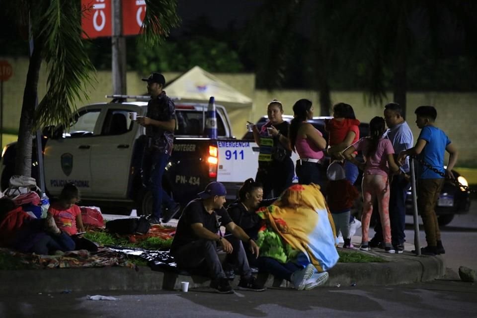 Hondureños esperan antes de iniciar una caravana hacia Estados Unidos, en San Pedro Sula, el 6 de enero del 2025.