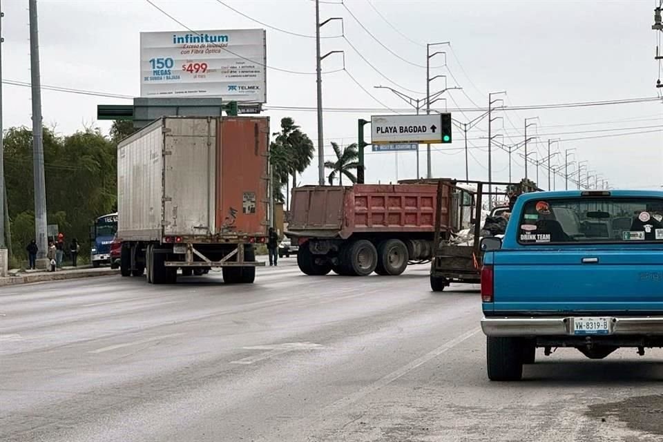 Vehículos pesados fueron utilizados por delincuentes para bloquear vialidades en Matamoros.