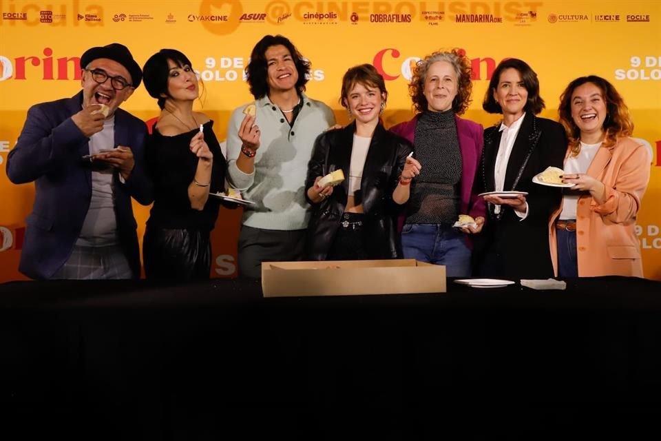 El elenco de 'Corina' celebró su estreno con una Rosca de Reyes, promesas de tamales y un mensaje sobre enfrentar miedos y ser valientes.