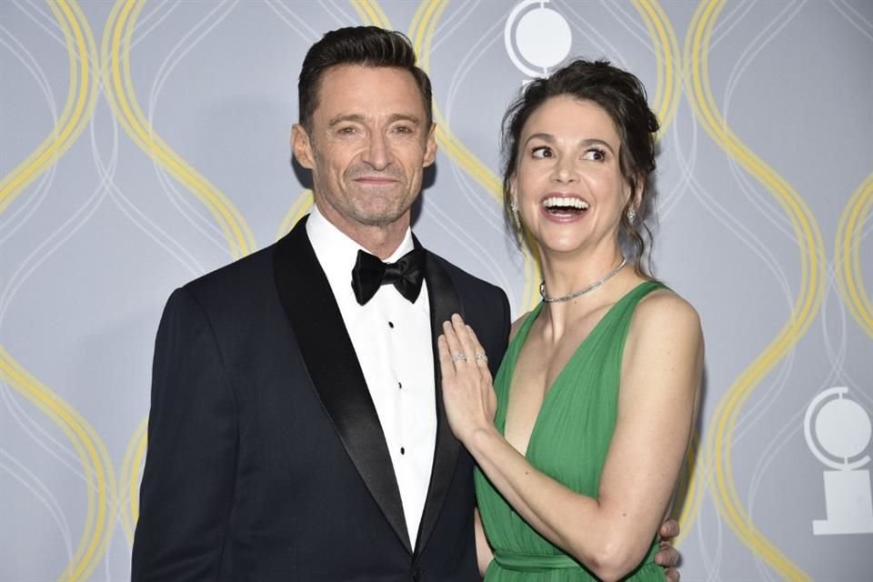 Hugh Jackman y Sutton Foster confirmaron los rumores sobre su relación al ser vistos caminando de la mano en Santa Mónica, California.