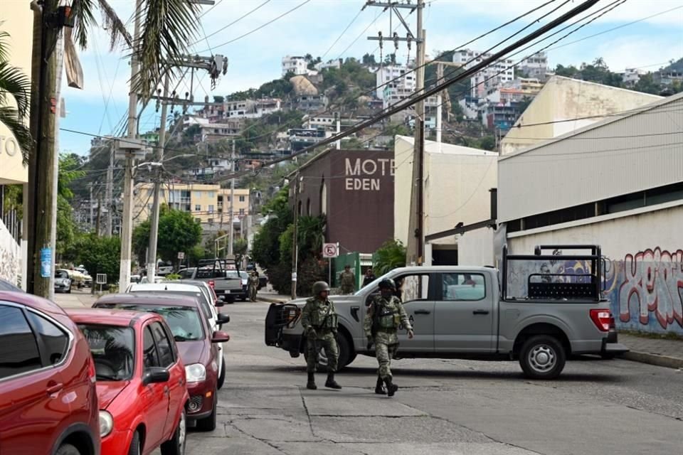 A los números de emergencia se alertó por una bolsa de plástico color blanca con rayas verdes abandonada en avenida Rancho Acapulco esquina con avenida Farallón, en la colonia La Garita de Acapulco.