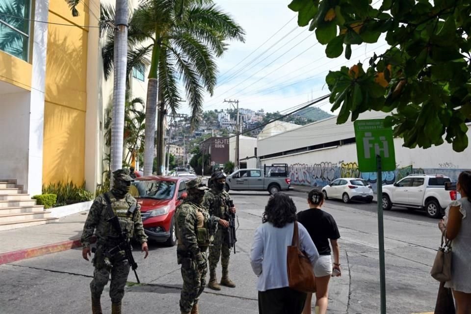 Personal de la Secretaría de Marina, Sedena y Guardia Nacional acordonaron el lugar de los hechos para que personal de servicios periciales de la Fiscalía  recabara evidencias.