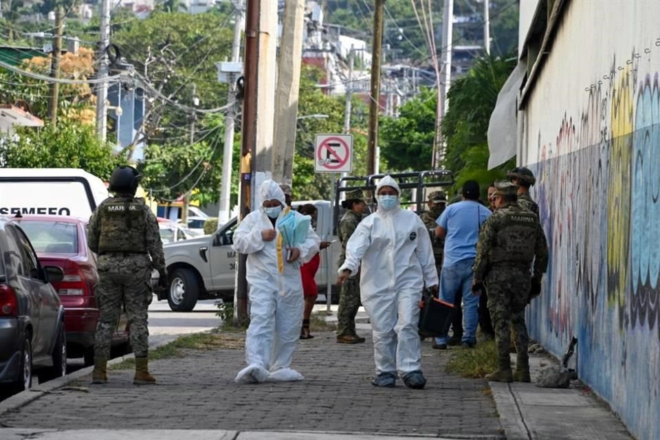 Personal de la secretaría de Marina, Sedena y Guardia Nacional cerraron la calle para que personal de Servicios Periciales de la Fiscalía  recabara evidencia.