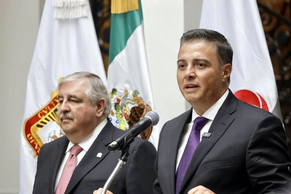 Conferencia de prensa para presentar a Fernando Diaz Juárez (corbata púrpura)como nuevo presidente del Poder Judicial del Estado de México, en lugar de Ricardo Sodi Cuellar