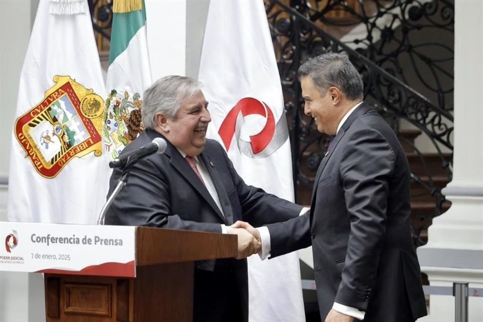 Conferencia de prensa para presentar a Fernando Diaz Juárez (corbata púrpura)como nuevo presidente del Poder Judicial del Estado de México, en lugar de Ricardo Sodi Cuellar