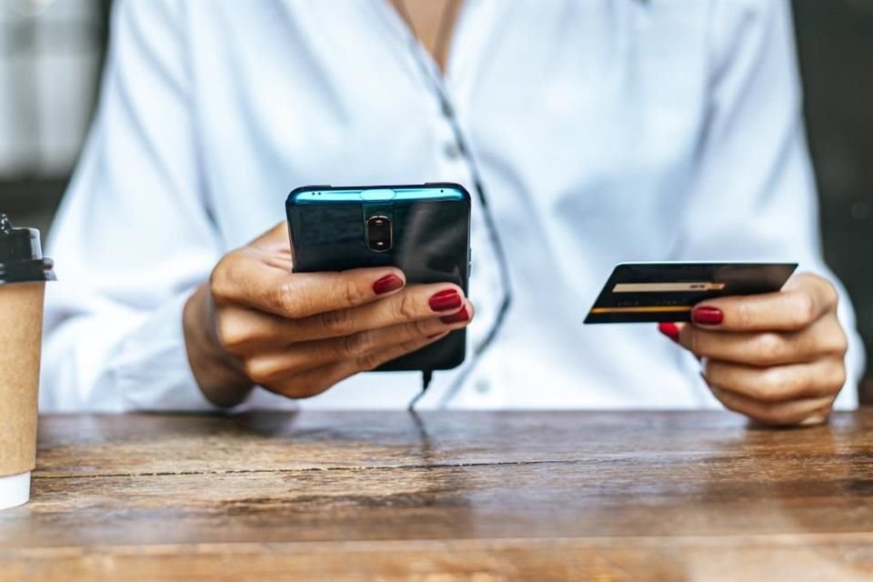 Las mujeres pagan una mayor tasa de interés respecto a los hombres en créditos bancarios.