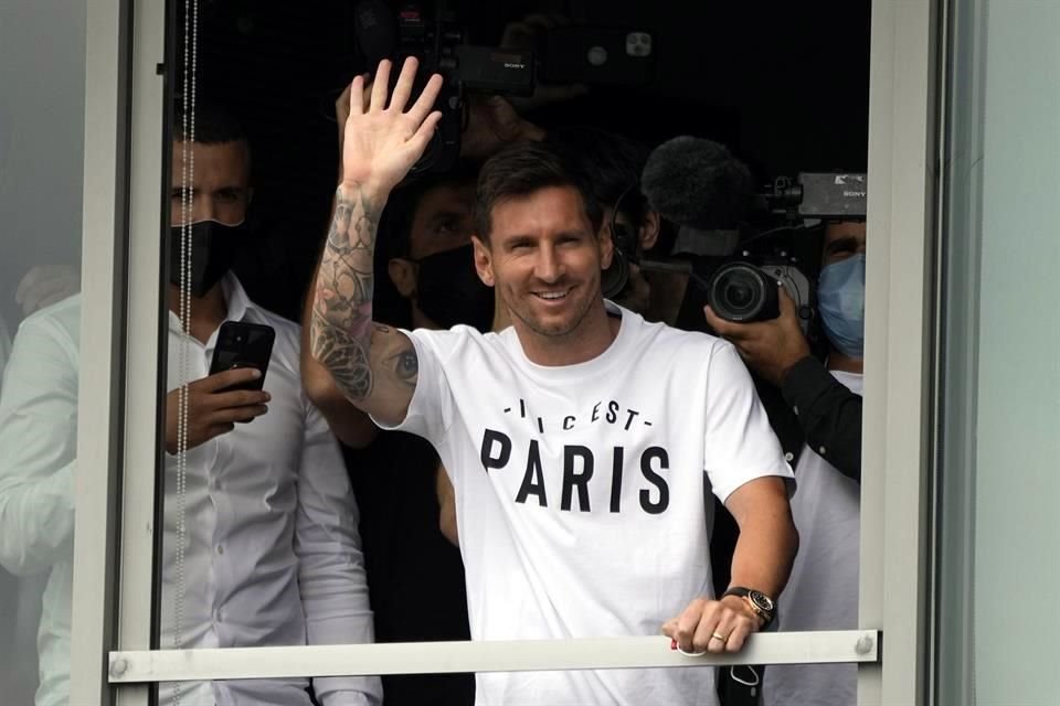 Lionel Messi saludó a la multitud que se dio cita en el aeropuerto de París.