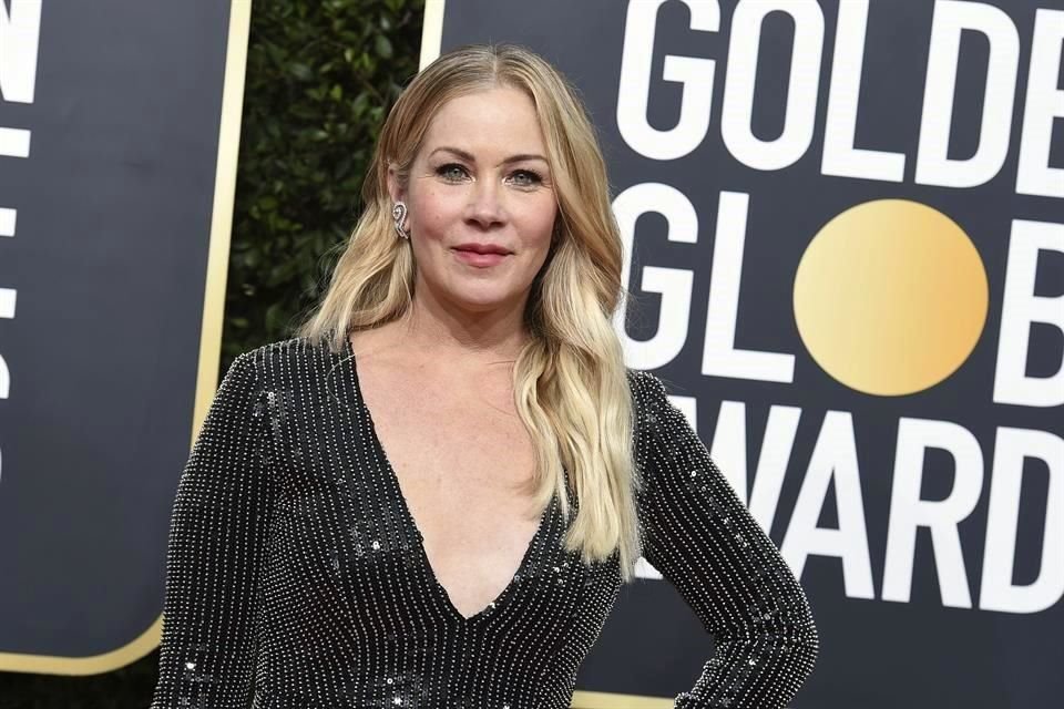 La actriz ganadora del Emmy, Christina Applegate, reveló en Twitter este martes que hace poco le diagnosticaron esclerosis múltiple.