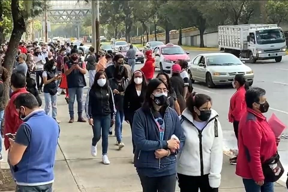 Adultos mayores de 18 años se vacunan en el Palacio de los Deportes.