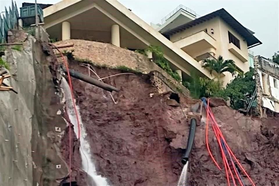 La parte de un cerro colapsó en Puerto Vallarta a causa de lluvias y una construcción en la zona.
