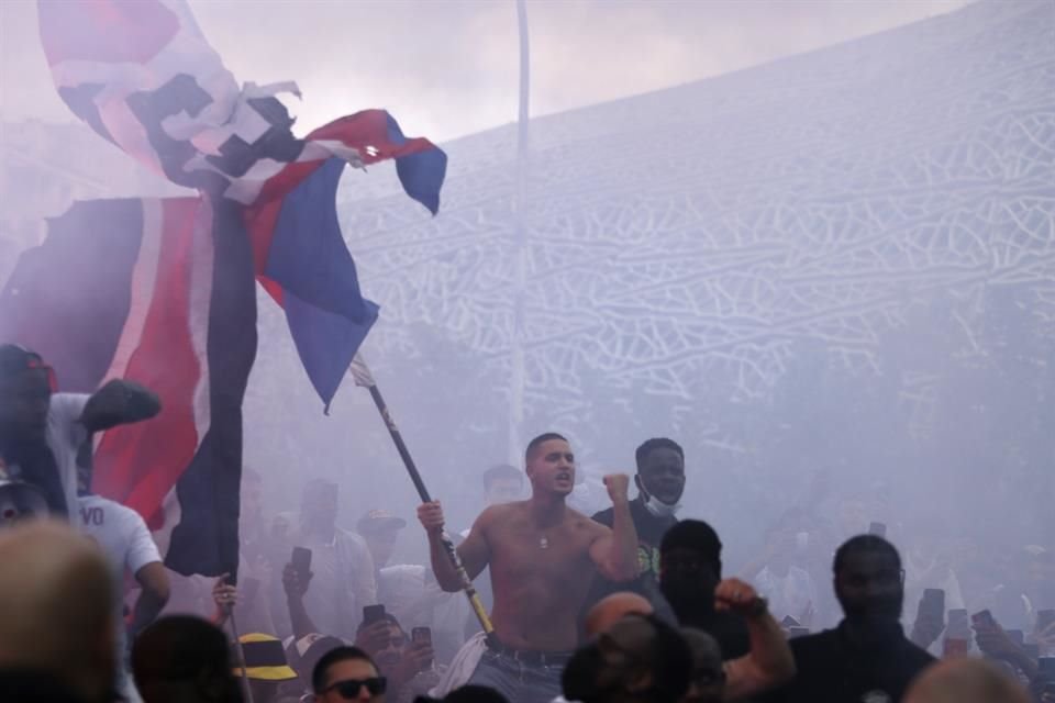 Cientos de hinchas parisinos aguardaron afuera del estadio para saludar a Messi.