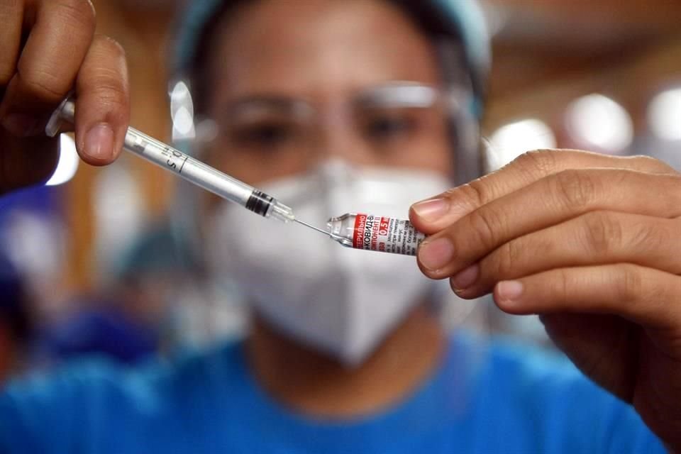 Una trabajadora de salud en Malasia prepara una inyección de la vacuna de Sputnik V.