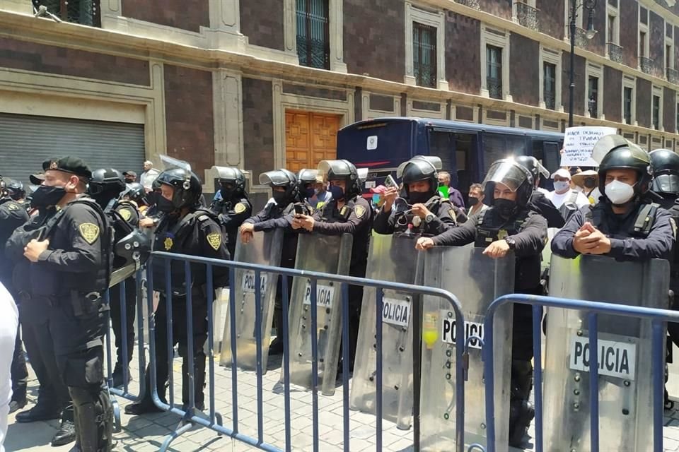 Elementos de la Policía Federal bloquearon el paso a gaseros que se dirigían a Palacio Nacional.