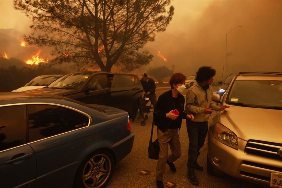 Personas abandonan sus autos para escapar del avance del incendio Palisades, en Los Ángeles, el 7 de enero del 2025.