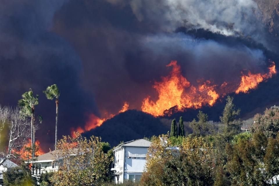 El incendio Palisades visto a lo lejos en Los Ángeles, el 7 de enero del 2025.