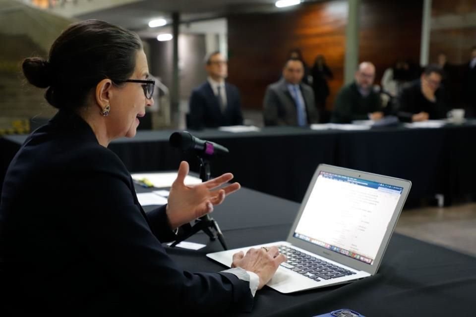 La editora Deborah Holtz, del sello Trilce, durante su participación en la mesa.