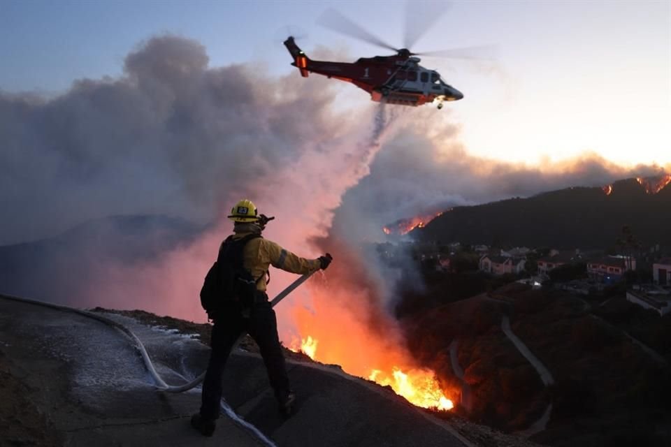 El actor James Woods compartió una serie de fotos y videos en X del área afectada mientras era evacuado de su propia casa, ubicada en Pacific Palisades.