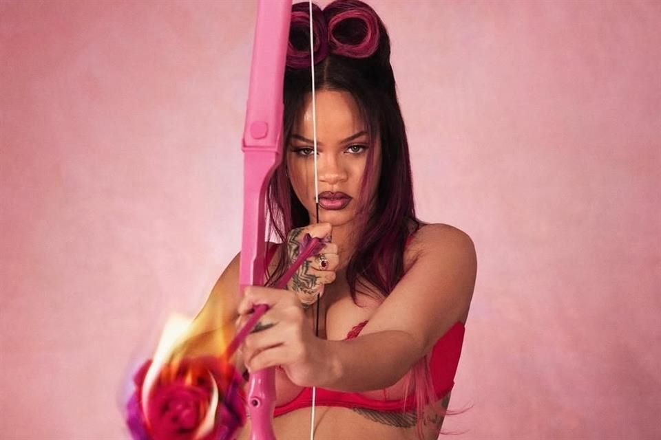 La cantante y empresaria Rihanna se convirtió en Cupido para la última campaña de ropa de su marca Savage X Fenty.