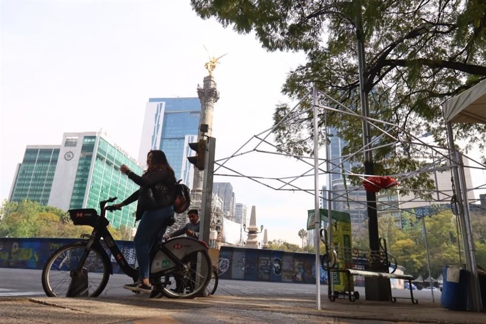 Luego de que ambulantes invadieron carpas, Paseo de la Reforma quedó libre. 