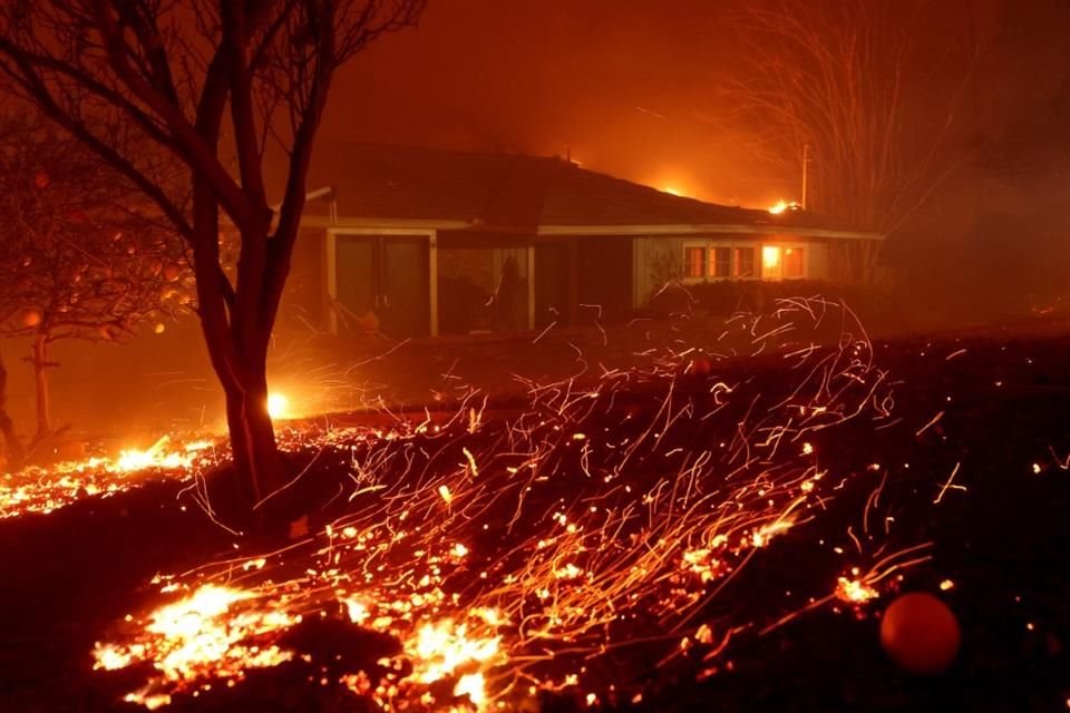 Los incendios, iniciados en Pacific Palisades, ya han consumido más de mil 182 hectáreas sin contención y han llevado a la evacuación de 30 mil personas.