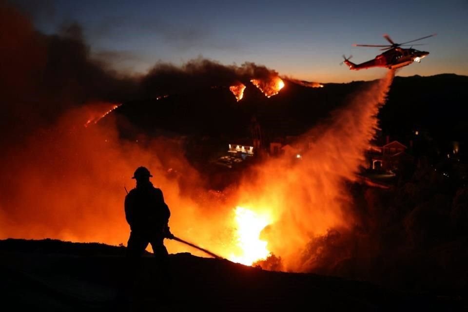 Bomberos de California luchan contra tres incendios forestales que arrasan el área de Los Ángeles y que son avivados por ráfagas de viento.