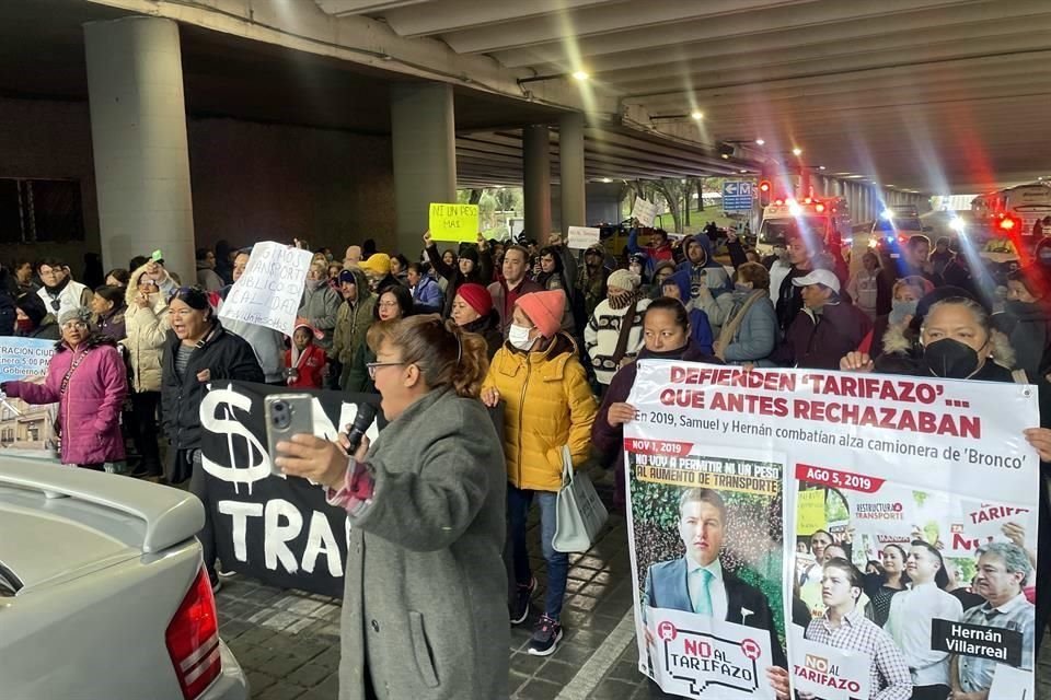 Inconformes con el aumento a la tarifa del transporte se manifestaron ayer en Monterrey.