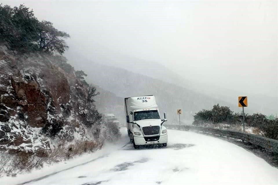 Cierran carreteras en Chihuahua por nevadas