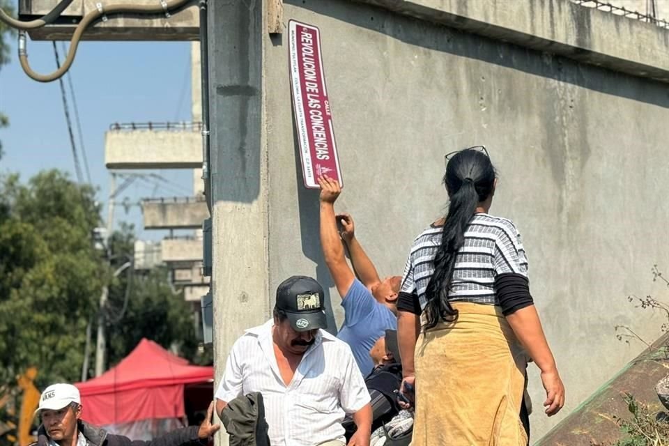 En la Colonia La Cuarta Transformación prevalecen las calles de terracería y las fugas de agua. 