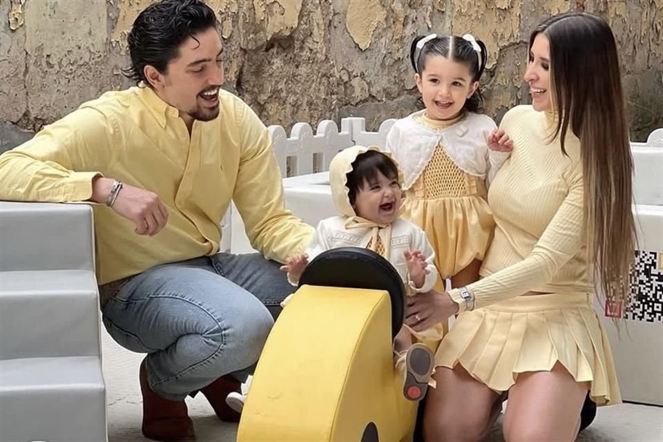 Alex Fernández, su esposa Alexia Hernández y sus hijas Mía y Nirvana dutante  el festejo.