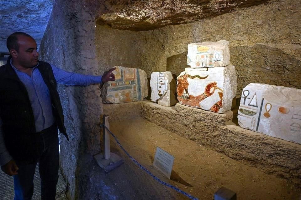 El jefe del Consejo Supremo de Antigüedades de Egipto, Mohammad Ismail, muestra los fragmentos de piedra que contienen escenas de rituales, hallados en el  valle de la reina Hatshepsut.