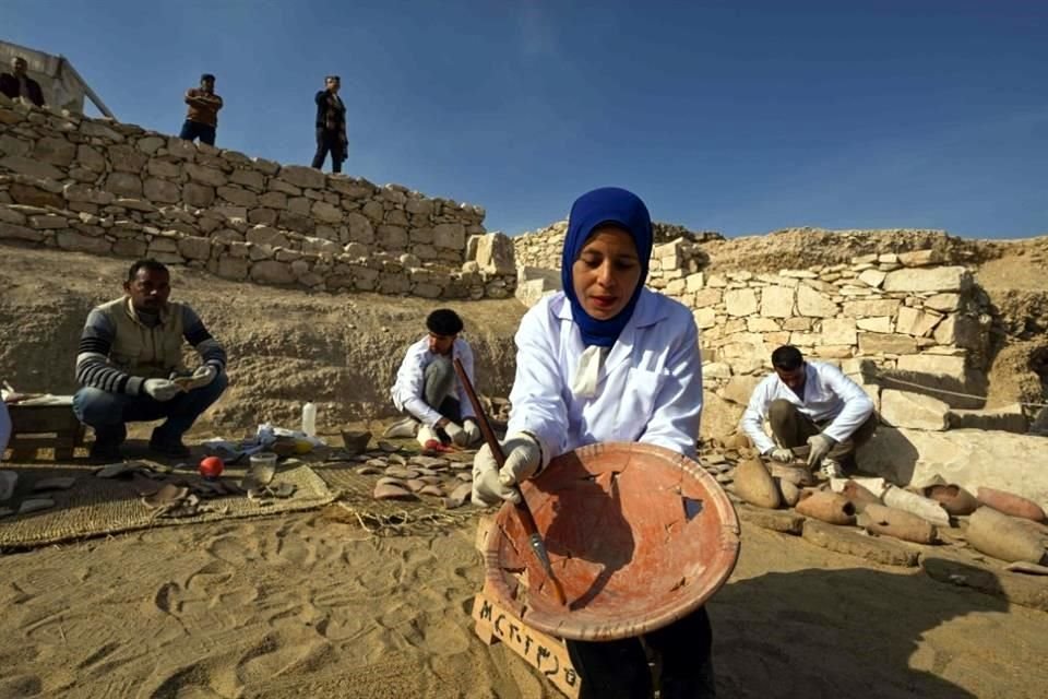 El equipo de arqueólogos descubrió una parte intacta de las fundaciones del templo del valle funerario de la reina Hatshepsut.