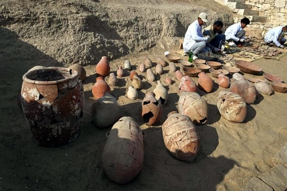 Vasijas y piezas de cerámica fueron encontradas en una sección intacta de los cimientos del templo del valle de la reina Hatshepsut.