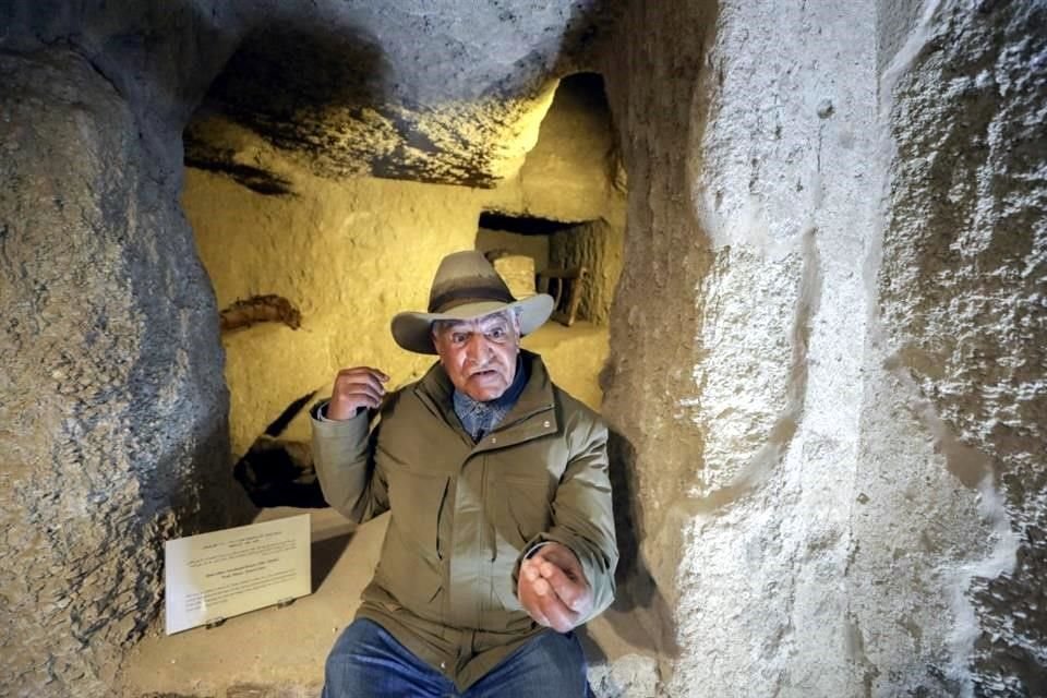 El arqueólogo Zahi Hawass, quien dirigió los trabajos de excavación junto con el Consejo Supremo de Antigüedades de Egipto, dio a conocer el hallazgo.