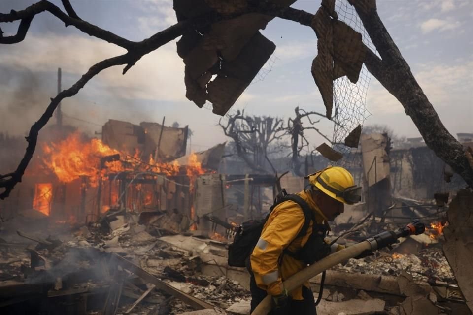 Un bombero batalla el incendio en Pacific Palisades en Los Ángeles.