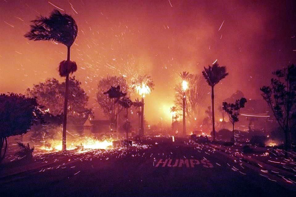 Las autoridades están batallando para controlar los incendios.