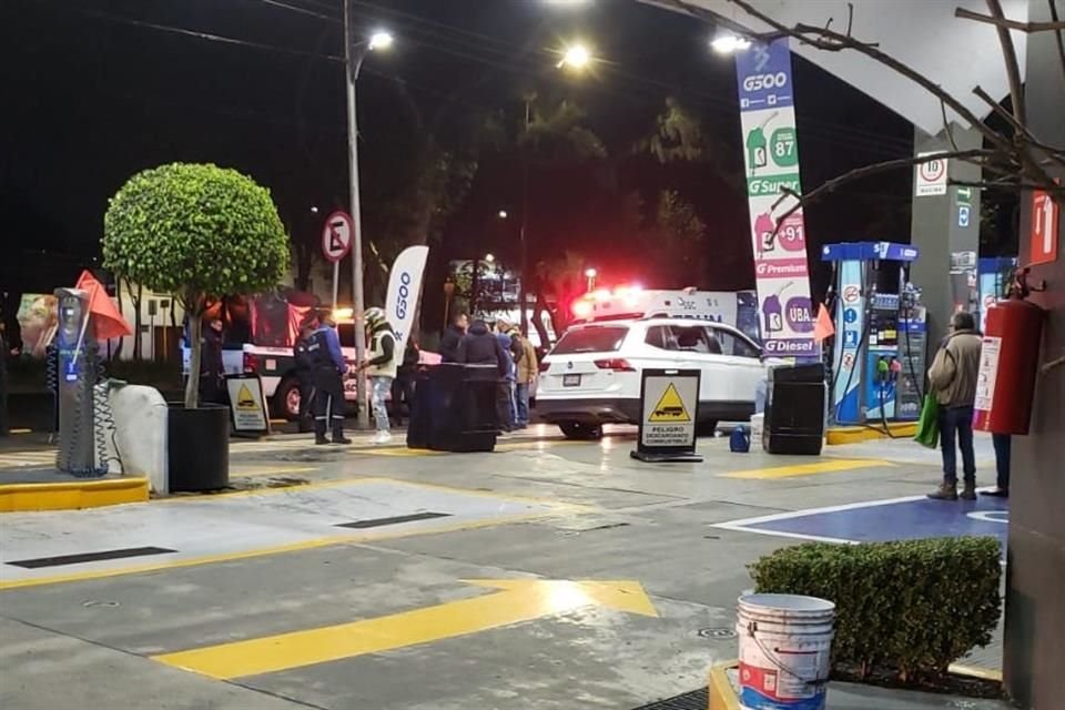 Las víctimas viajaban a bordo de una camioneta y fueron atacadas mientras cargaban combustible en una gasolinera.