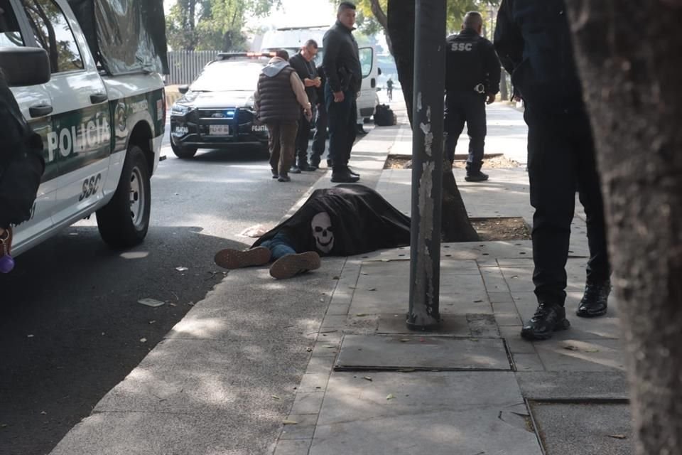 El individuo yacía sobre la banqueta en Eje 2 Oriente Congreso de la Unión, a la altura del Parque Guadalupe Victoria.