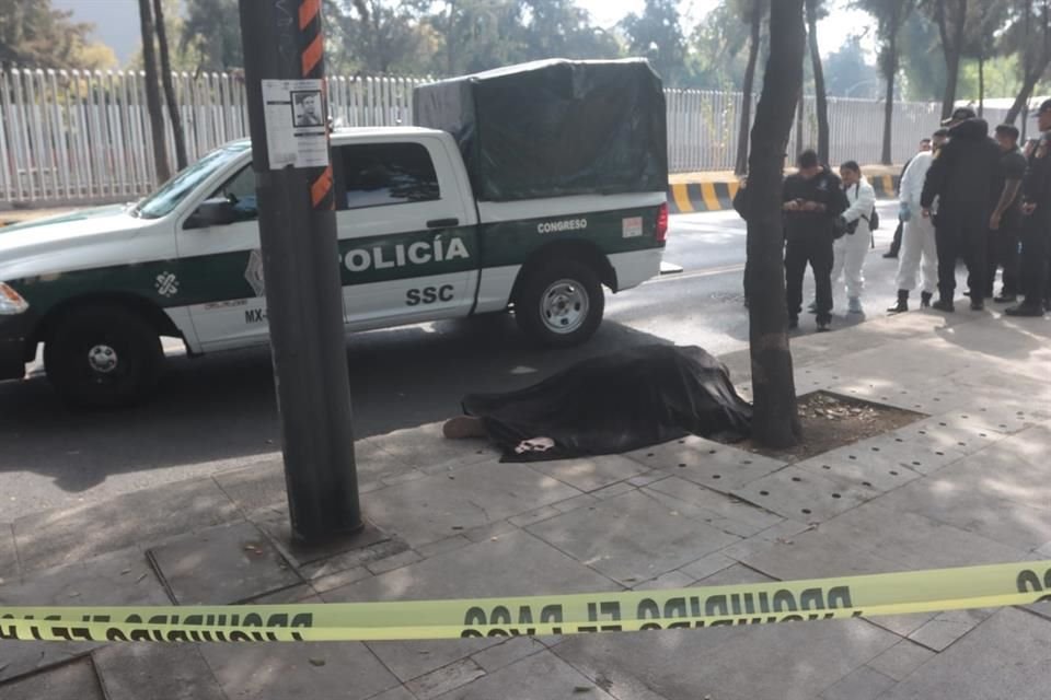 Servicios de emergencia y policías acudieron para auxiliarlo pero sólo confirmaron que había muerto.