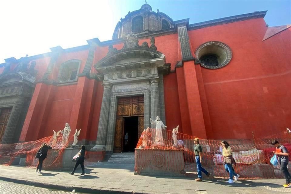 La colocación de una hilera de esculturas, ajenas a la arquitectura original del Templo de Jesús María, buscó en vano tratar de preservar la fachada, que ha sido tomada como tiradero de basura.