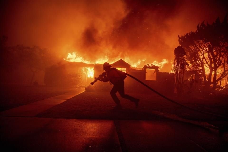 Más de mil casas, negocios y otros edificios han sido destruidos por los incendios destructivos en la región de Los Ángeles.