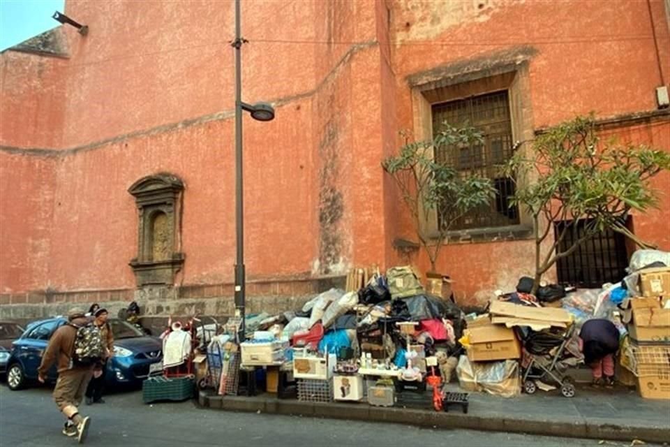 Personas en situación de calle han establecido sus lugares en el edificio patrimonial.