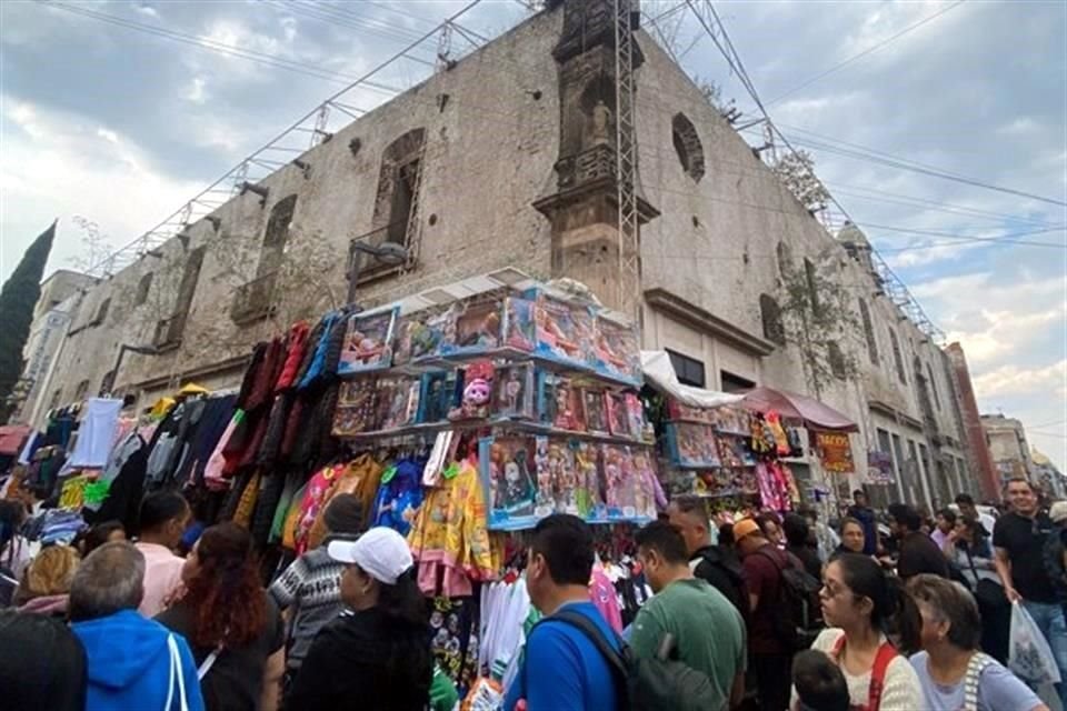 El Exconvento de Jesús María se encuentra invadido por el comercio ambulante.