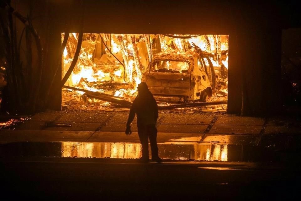 Las imágenes de los poderosos incendios que arrasan comunidades alrededor de Los Ángeles y que han dejado 2 muertos y miles de evacuados.