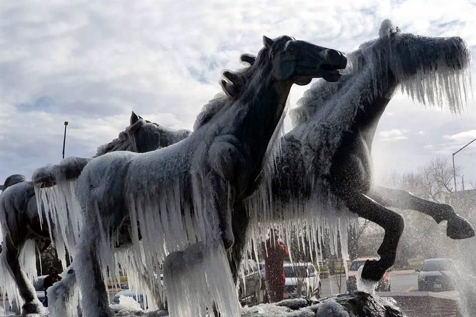 La estatua de 'Los Indomables' del Parque El Chamizal, en Ciudad Juárez, amaneció con capas de hielo tras el paso de la Segunda Tormenta Invernal en Chihuahua.